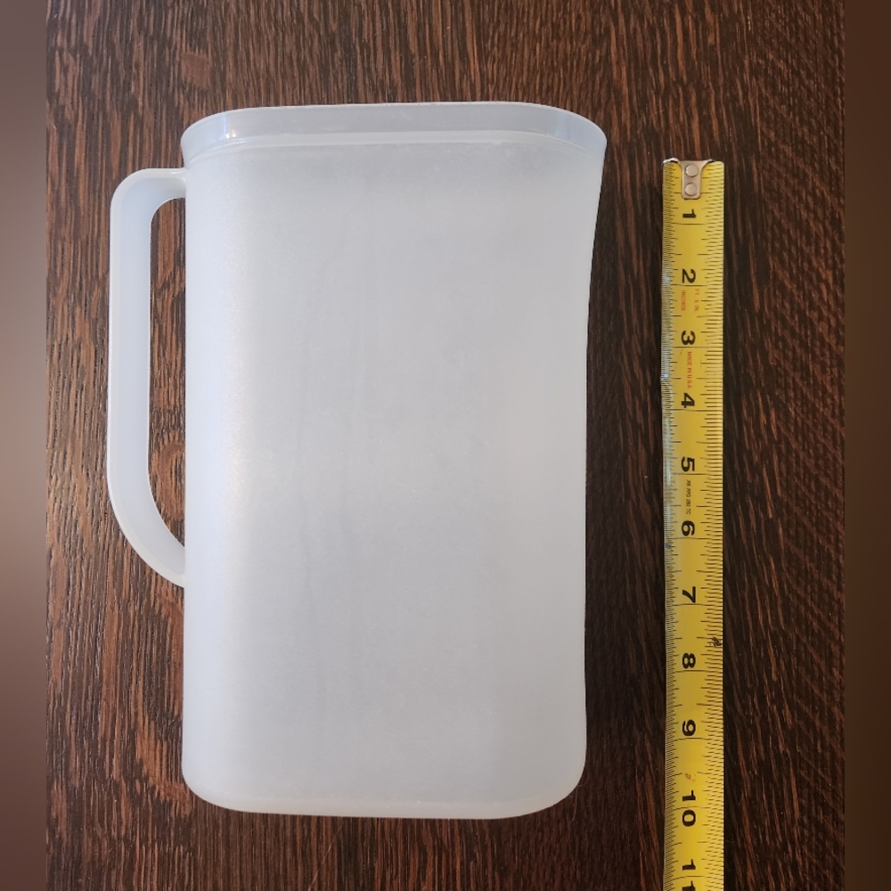 Tupperware Slim 2-Quart Store & Serve Pour Pitcher (2009C-2) w/YellowLid EUC $13 - Picture 4 of 5